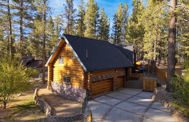 Pinetree Place by Avantstay Group Cabin w/ Hot Tub Minutes to the Lake - Photo 73