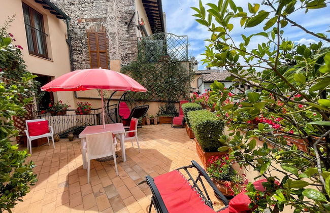 Central Spoleto Apartment With Large Sunny Terrace With Views - Photo 49