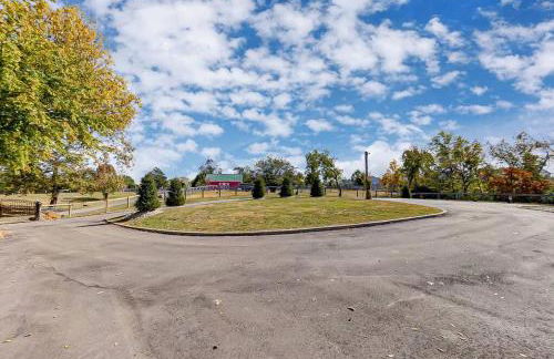 Large Log Cabin Chalet w/ Hot Tub - Horses & Lake! - Foto 42