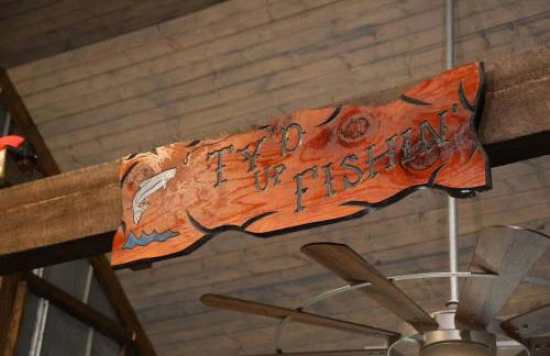 Rustic Modern Cabin with Hot Tub near rafting and Great Smokey Mountains - Foto 22