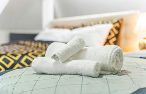 Exquisite 2-Bedroom Penthouse-Sleeps 7-Free Parking with Workspace & High-Speed WiFi - Foto 7