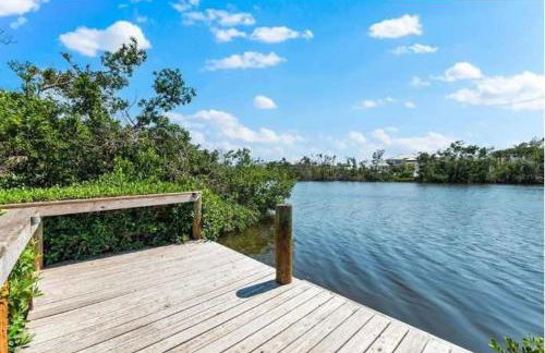 Blue Lagoon Hideaway 3BR Coastal Chic Retreat - Photo 68