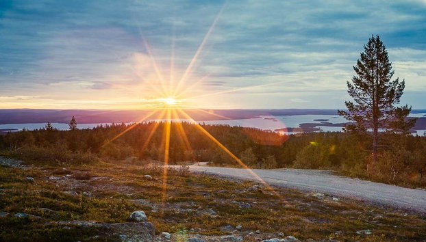 Hiking under the Midnight Sun - Photo 3