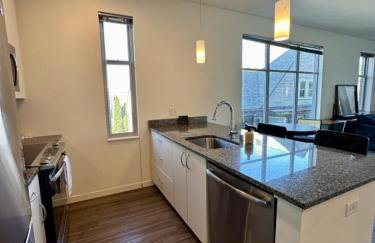 East Side Luxury 1BR Apt - Near Brady and Fiserv with Balcony - Foto 7