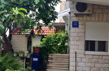 Omis apartment - near beach and town center, ground floor with small garden - Foto 2