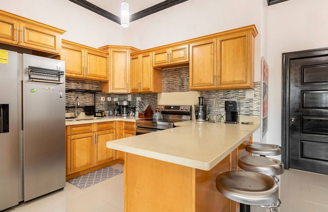 Luxury Living Modern & Contemporary Home With Brand New Pool in Manor Park - Foto 42