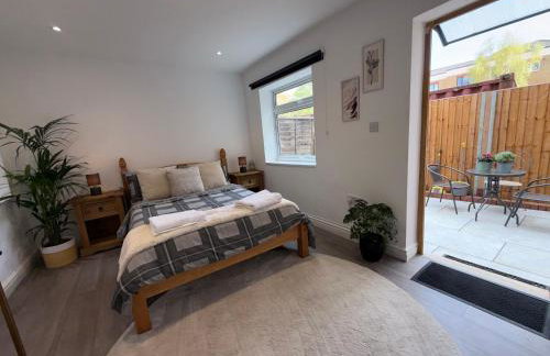 Stylish Apartment with Private Garden Near Victoria Park East London - Photo 2