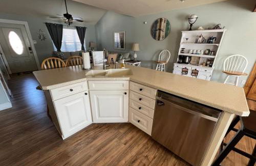 Waterfront retreat minutes from the beach - Foto 22