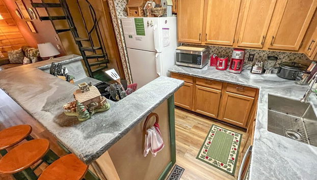 Serene Cabin in the Smokies w/ 2 Decks & Hot Tub - Photo 3, Intérieur