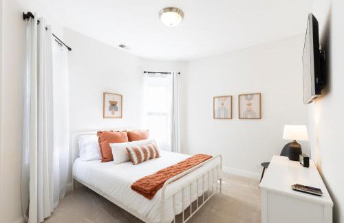 Uptown Bright & Modern Apt - Steps to Lake, Train, Amazing Food & Free Parking - Photo 25