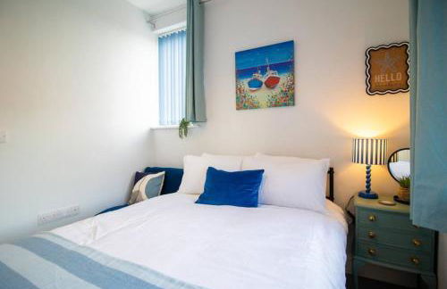 The Little Blue House by Sheppey Stays -Cosy 2BR Blue House - Near Docks with Parking - Foto 9