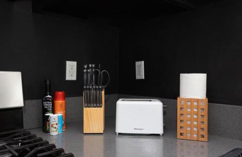 Spacious Luxury Villas in the heart of LA! Free parking and Jacuzzi - Photo 68