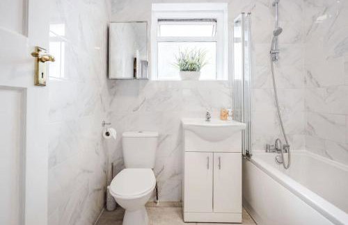 Lovely 4 Bedrooms House Near Romford Station With Parking - Foto 20