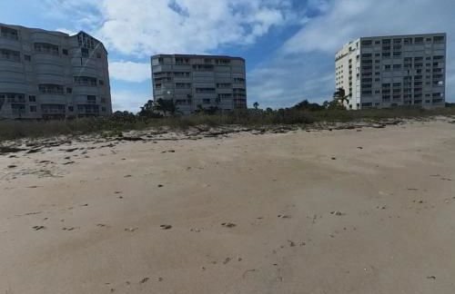 Oceanfront luxury at Hibiscus Breeze, charming 2/2 condo on North Hutchinson Island 3 Month Min - Photo 24