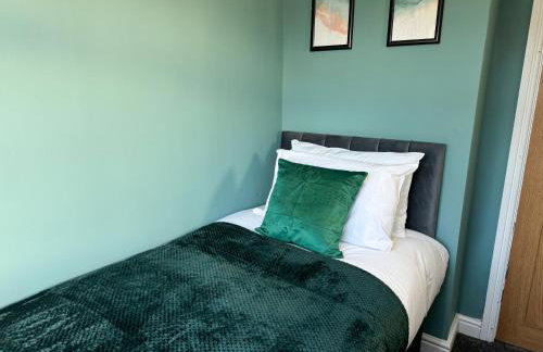 Stoneleigh Retreat 4BR Entire Home - Photo 9