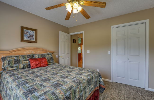 Moosetrax - 3 Bedrooms, 2 Baths, Sleeps 6 Cabin by RedAwning - Photo 6