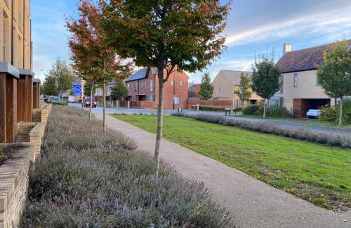 Homely, Cosy & Contemporary 4 BDR house with Garden & Parking 5 mins drive to Addenbrookes & Papworth hospitals & Bio Medical campus - Foto 1