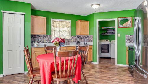 Patio and Yard! Family Home, 6 Mi to Airport - Foto 2