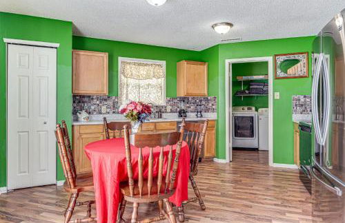 Patio and Yard! Family Home, 6 Mi to Airport - Foto 2