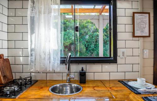 Loft Americano para Casais - Lareira Externa, Rio no Terreno, Rede Suspensa e Churrasqueira - Foto 15