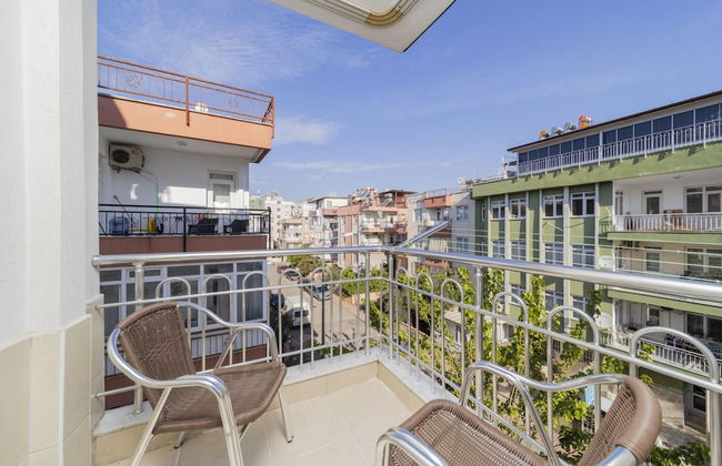 Capacious Flat With Terrace in Central Muratpasa - Photo 2