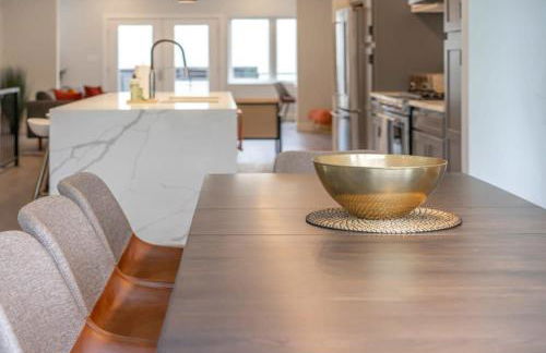 Beautiful Modern 3BR in the Grove ABODEbucks - Photo 8