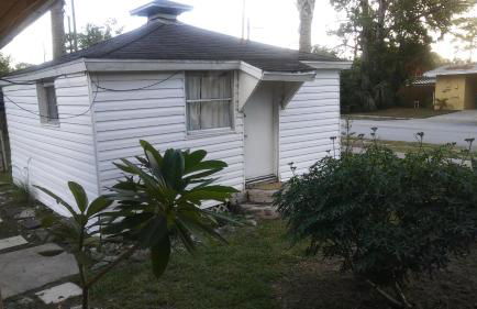 1 Beige Cozy Bungalow or 1 White Cozy Efficiency Cottage in Titusville - Foto 30