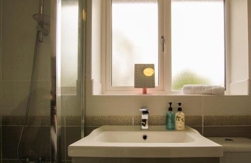 Modern 3-Bedroom Home in Quiet Cul-de-Sac w Parking by Rework Accommodation - Foto 23