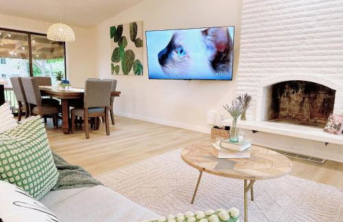 Spacious Modern Retreat w Game Room and Yard - Foto 34