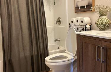 King suite and Hot Tub near the Greene - Photo 22