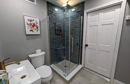 Modern Luxe Family & Groups Friendly Bungalow with Patio & Workspace - Foto 15