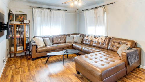 Updated and Charming! Waterloo Home with Patio - Foto 5