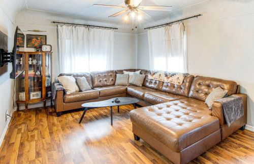 Updated and Charming! Waterloo Home with Patio - Foto 5