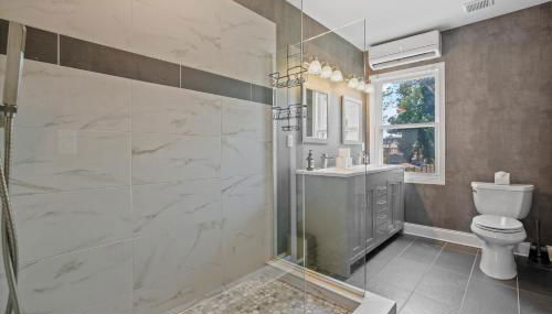 Charming 4BR with Private Patio and Historic Row Downtown - Foto 5, Shower