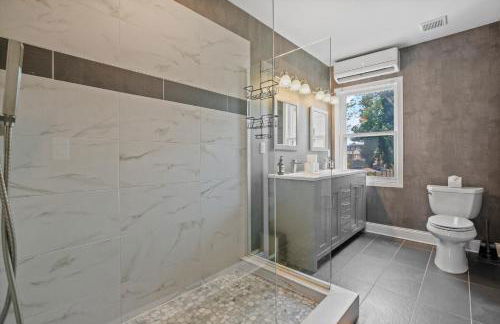 Charming 4BR with Private Patio and Historic Row Downtown - Foto 5