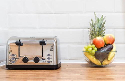 Cozy 3 Bedroom Terrace Cottage in Epsom - Photo 34