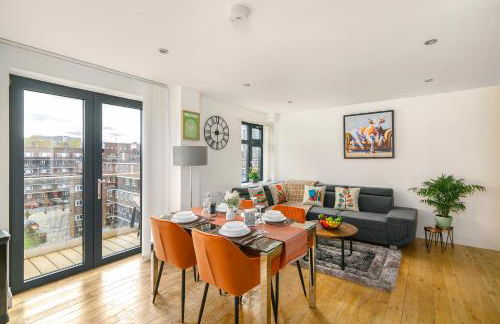 Modern Top-Floor 2-Bedroom, 2-Bathroom Apartment with Lift & a Private Balcony, Sleeps 6 - Foto 7