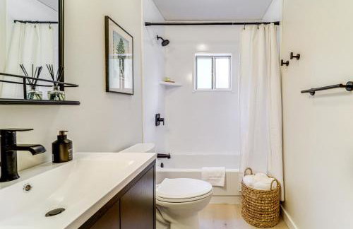 Roscommon Chalet with Hot Tub Near Higgins Lake! - Foto 11