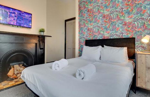 Newcastle CITY APT5,FREE STREET PARKING,4 BEDROOM HOUSE WITH 2 FULL BATHROOM AND KITCHEN,ALL ROOMS WITH TVs,7 BEDS,NETFLIX - Photo 33