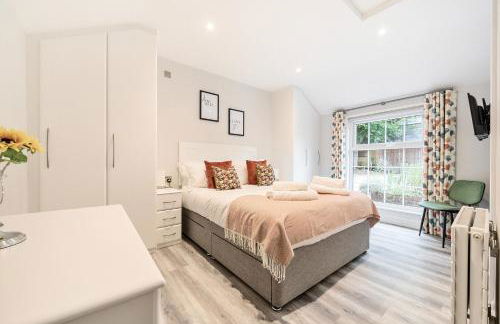 Wokingham - 1 Bedroom Cottage - Parking - Foto 2