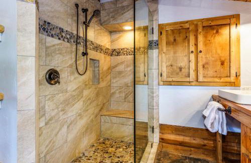 Log Cabin w/ pool, spa, game room, sleeps 20 - Foto 56