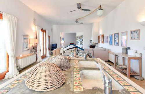 The Charming Waterfront Retreat, with a swimming pool & direct access to the sea, ideal for large families, or a group of friends - Foto 19