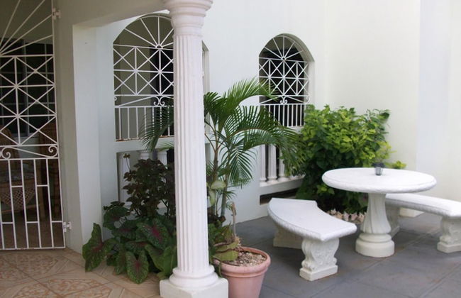 Beautiful 2-bed Apartment in Sunny Jamaica - Photo 10