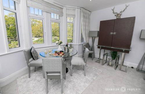 Central Park Suite by Grandeur Property - Photo 11