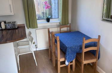 Cosy Home with Free Parking Near Edinburgh St Andrews M90 & Amazon - Foto 4