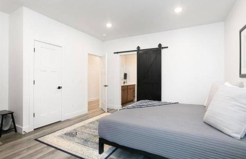 38-Acres of Luxury: 9BR, Indoor Pool, Gym, Near ND - Foto 62