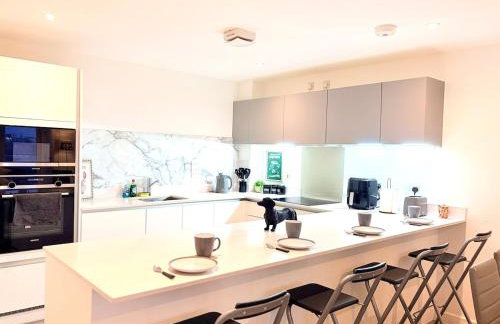 Modern and Spacious 3BR Flat W Balcony - Sleep 12 - Foto 25