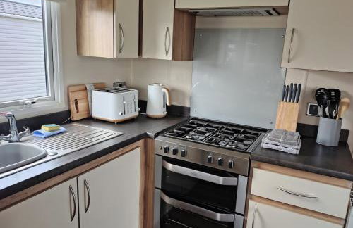 3 bed Sleeps 8 Wifi and Linen inc - Photo 14