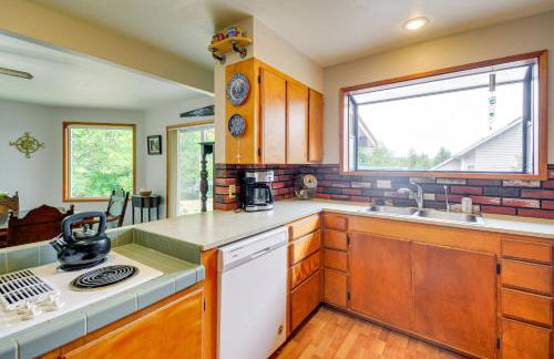 Cozy Washington Retreat with Deck, Walk to Beach! - Foto 9