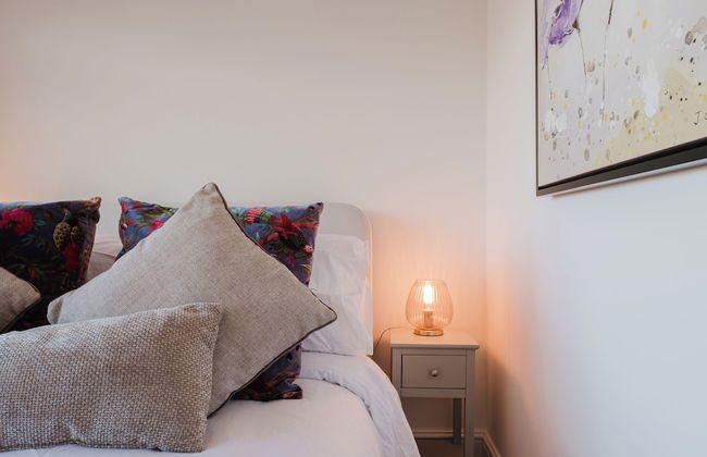 Corner House - Bright 2BD in Cheltenham - Photo 14